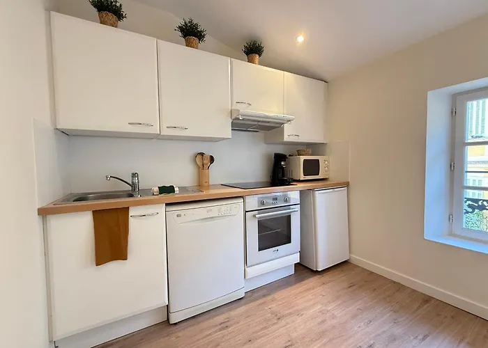 With Real Bed Near The Palais *